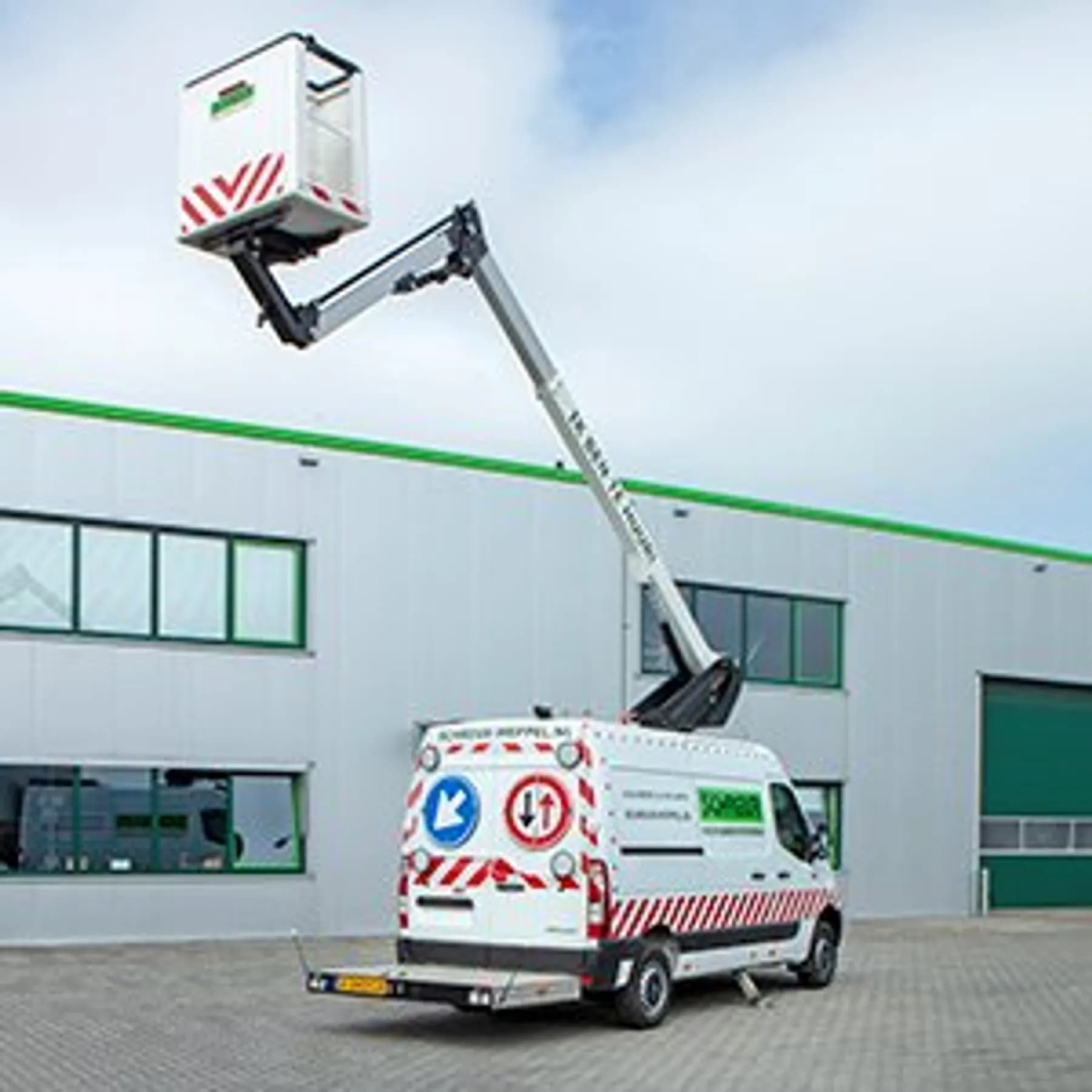 Bestelbus infra-hoogwerker 14 meter