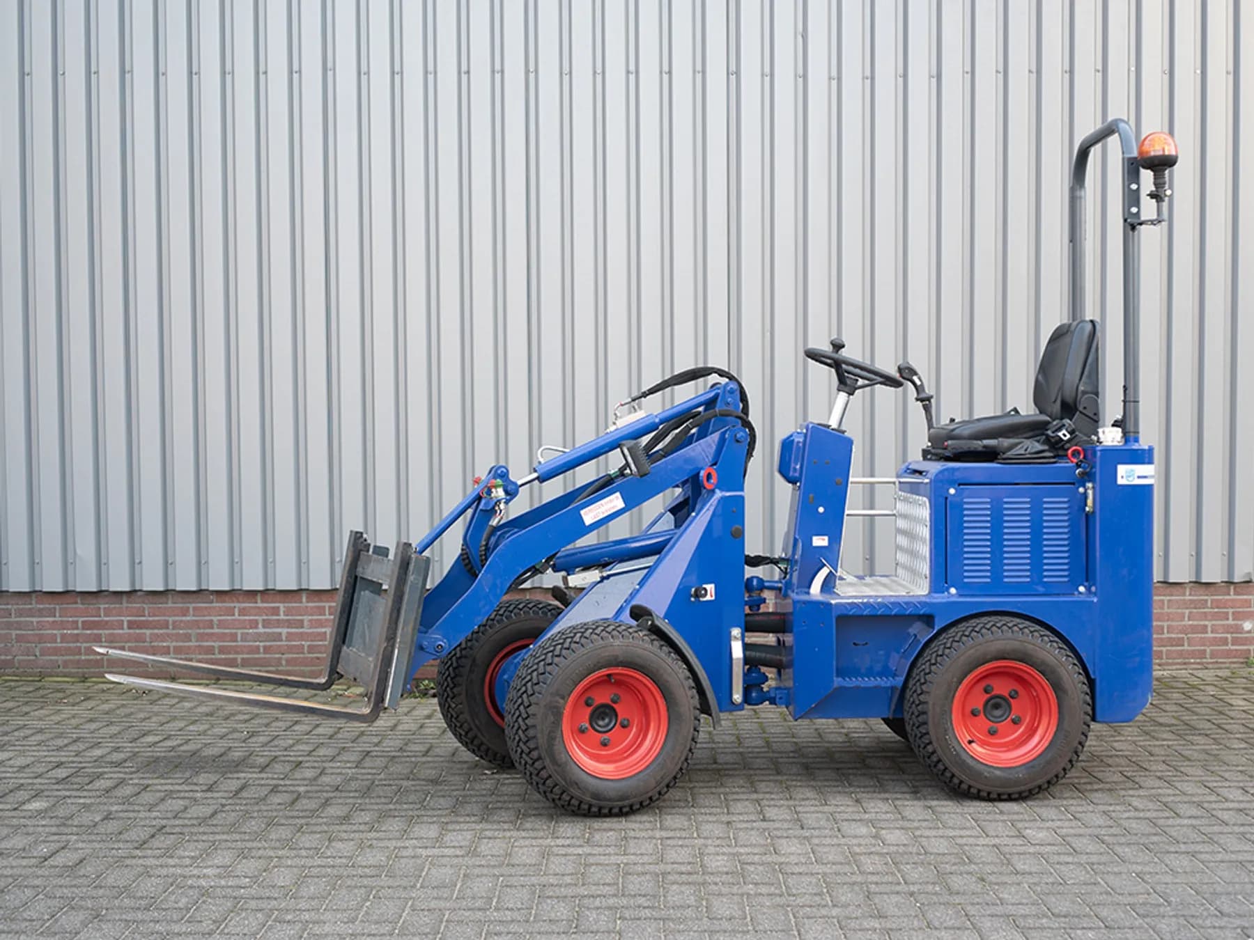 Knikmops KM100 incl. grondbak en palletvork