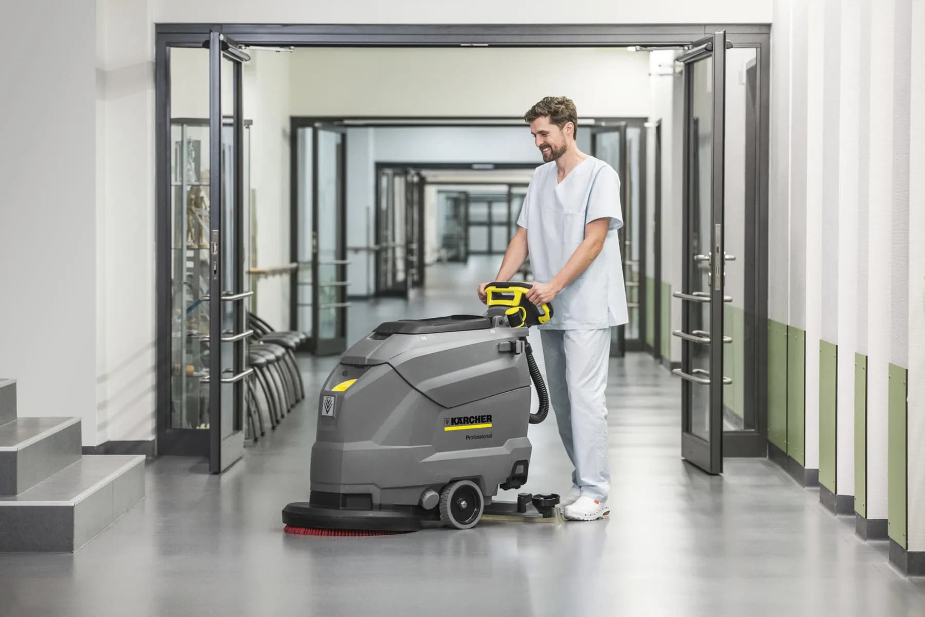 Schrob-/zuigmachine op accu max oppervlakte 1020m2/ uur