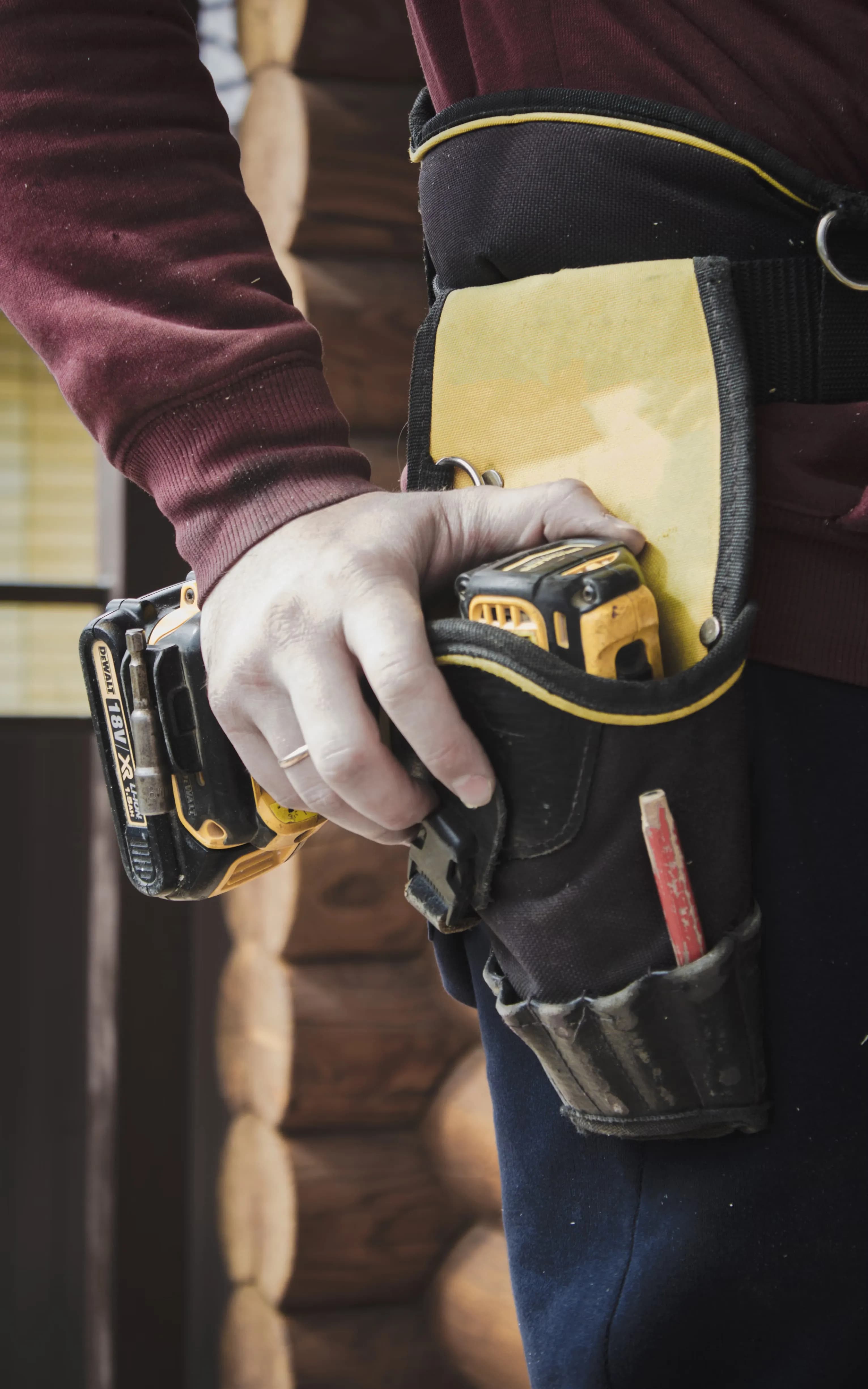 Man met boormachine in holster