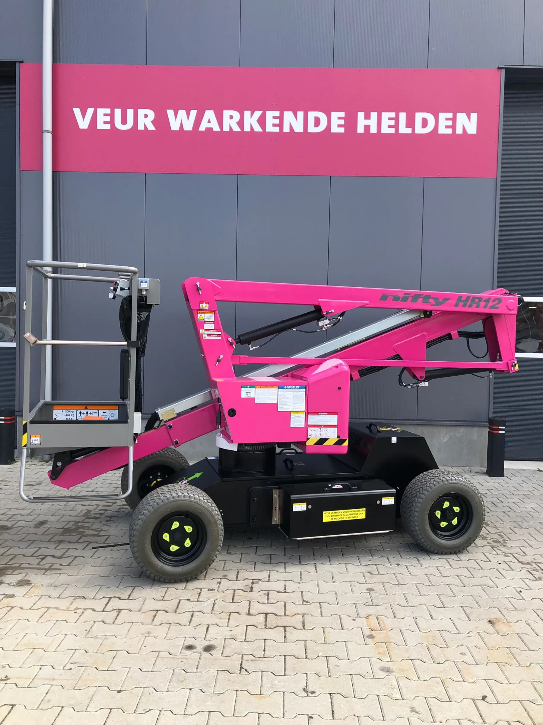 Zelfrijdende kniktelescoophoogwerker – Niftylift HR12NDE