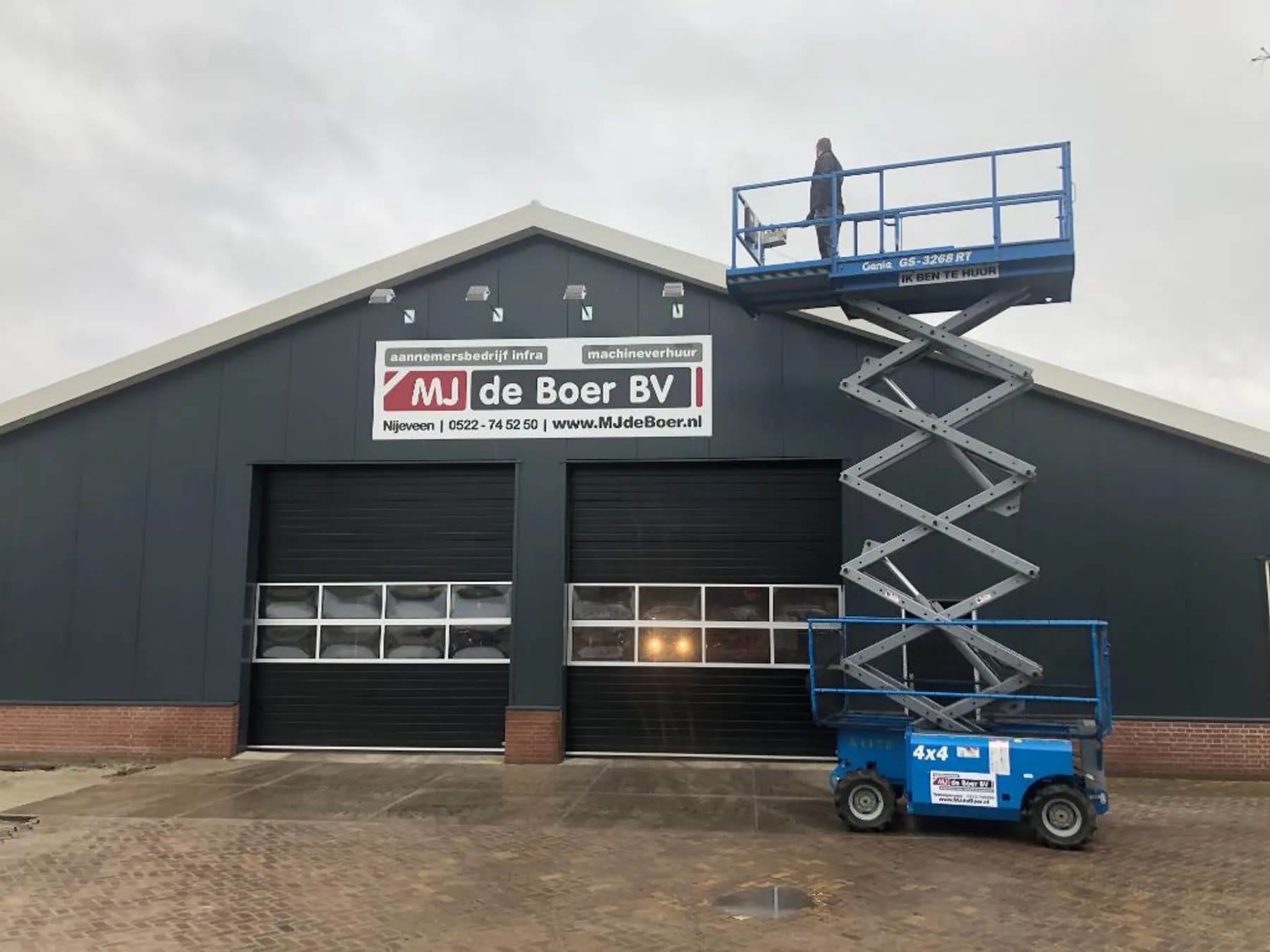 Schaarhoogwerker diesel 4x4 ruw terrein werkhoogte 12m (Genie GS3268RT)